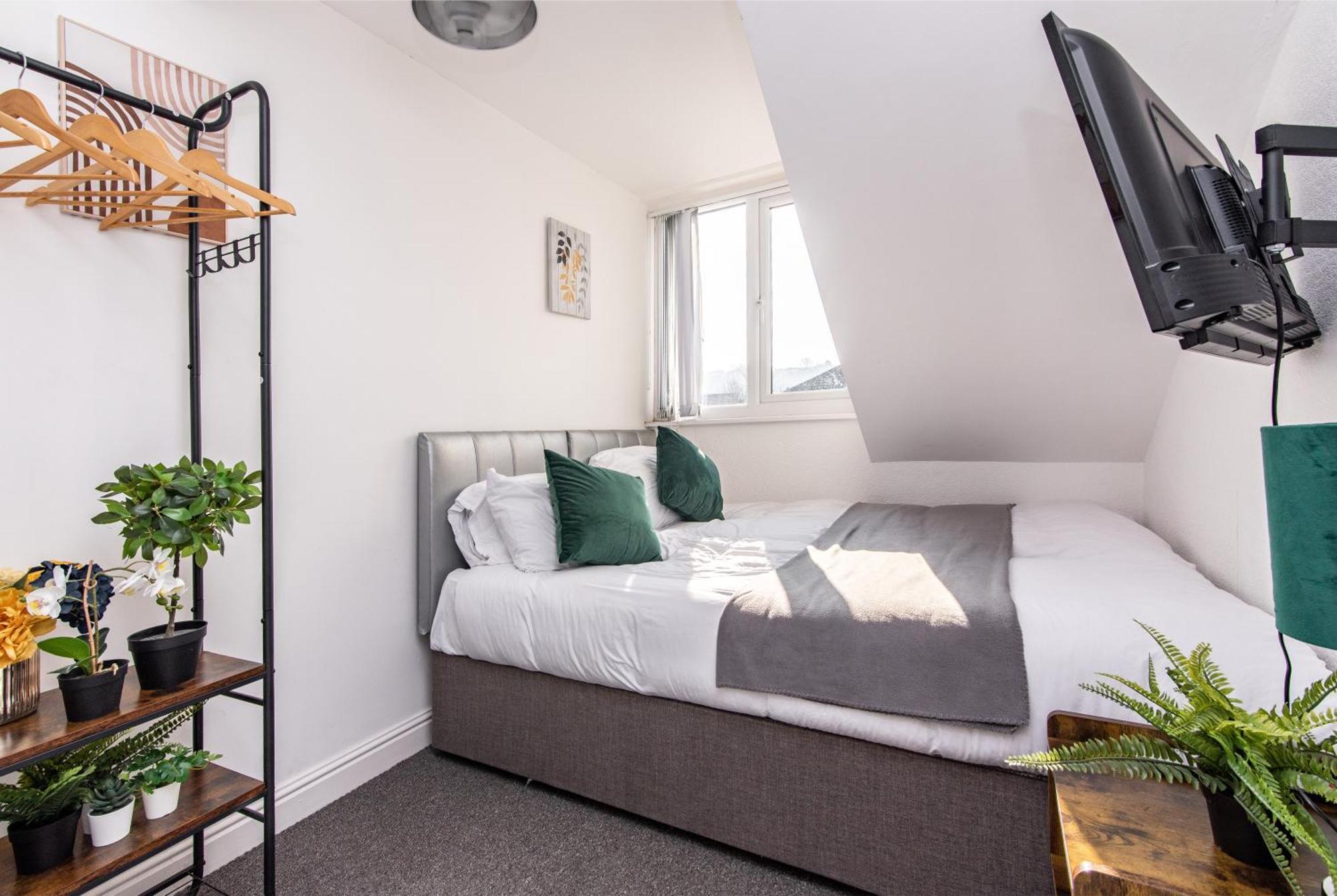 Holiday home 4br Bradford Home, Contractor Friendly With Parking *