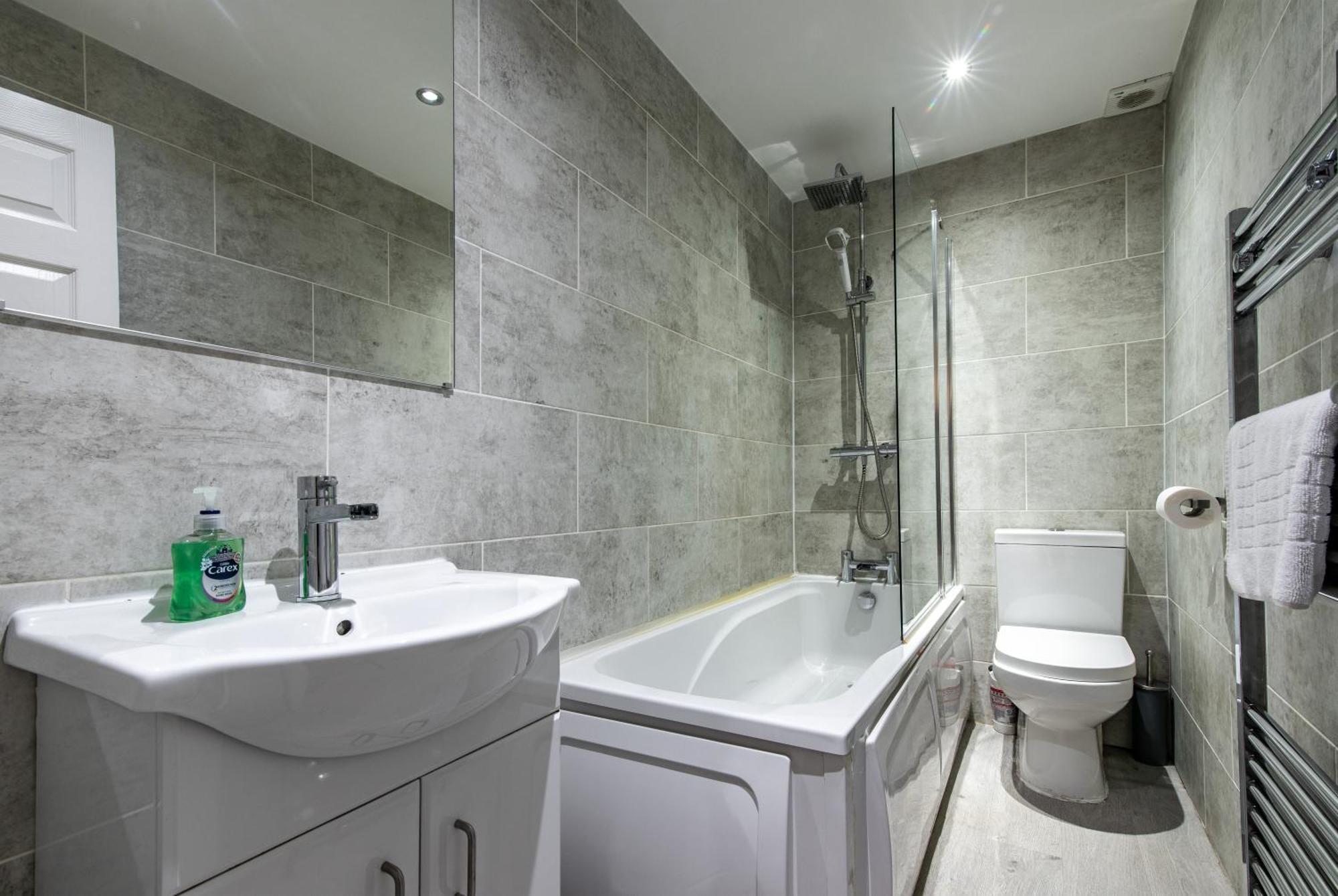 4br Bradford Home, Contractor Friendly With Parking Bradford (West Yorkshire)